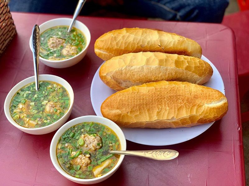 bánh mì xíu mại Đà Lạt bánh mì xíu mại Đà Lạt với bát súp béo ngậy, bánh mì giòn tan