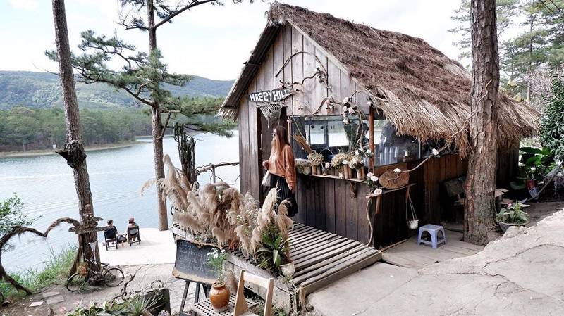 cafe Happy Hill hình ảnh quán cafe Happy Hill đơn sơ, mọc mạc bên bờ hồ