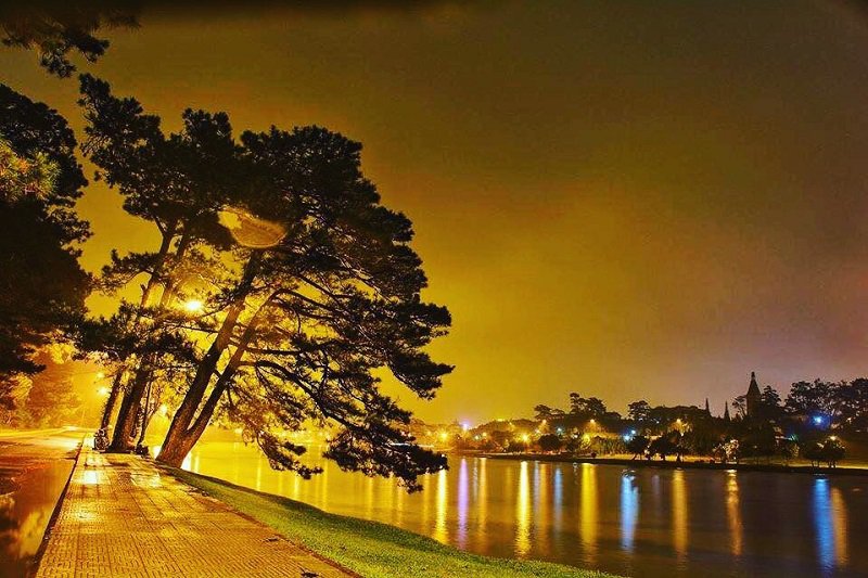 Hồ Xuân Hương một trong những hồ ở Đà Lạt đẹp nhất, được xem như trái tim của thành phố