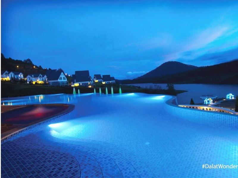 Khung cảnh hồ bơi đầy lãng mạn ở khách sạn Đà Lạt Wonder