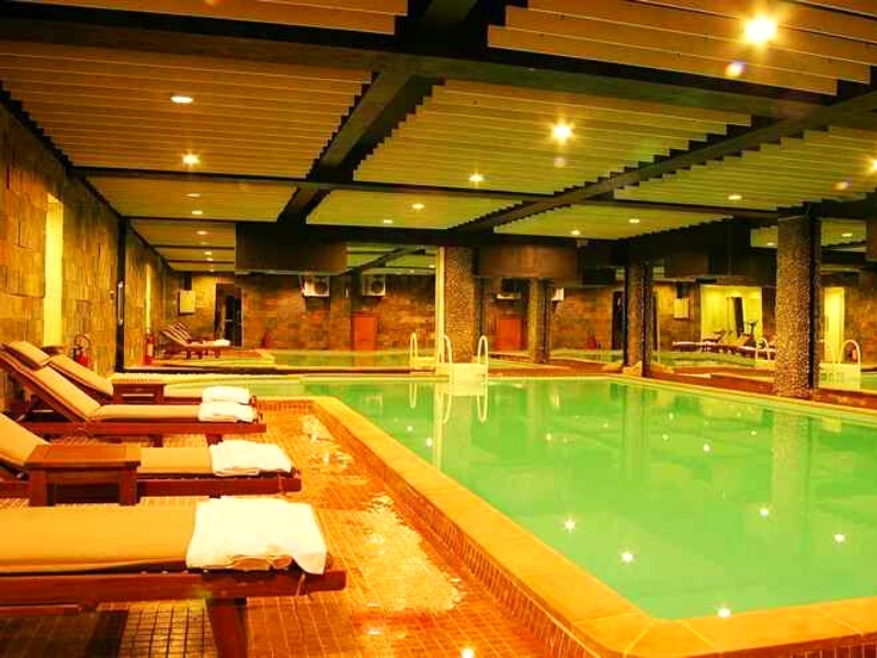 Không gian hồ bơi của khách sạn Mường Thanh Đà Lạt
