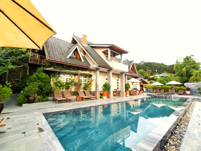 Hồ bơi ở khách sạn Zen Valley Đà Lạt