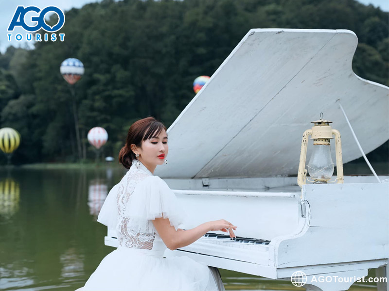 Tiểu cảnh đàn piano trên hồ tại Lạc Tiên Giới Đà Lạt