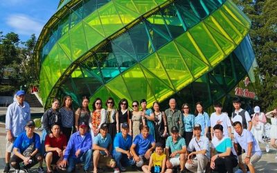 Đoàn khách tham quan check in quảng trường Lâm Viên