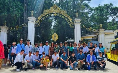 Đoàn khách tham quan dinh Bảo Đại khi đi tour Đà Lạt 3 ngày 2 đêm
