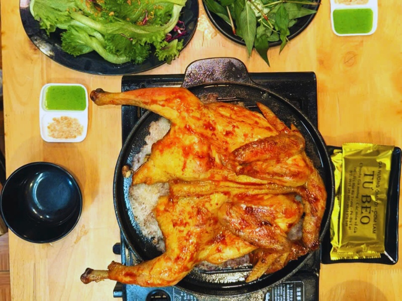 Thưởng thức món gà nướng ôm xôi tại quán Tư Béo