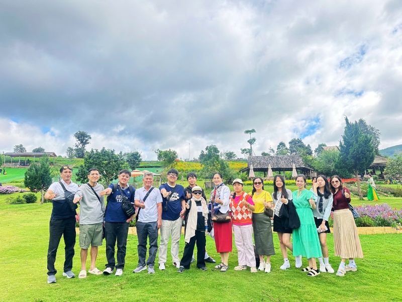 Đoàn đến tham quan The Florest - Hoa Trong Rừng trong tour 4 ngày 3 đêm