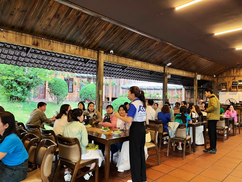 Nghỉ ngơi ăn sáng tại nhà hàng trước khi bắt đầu lịch tham quan trong tour Đà Lạt 4 ngày 3 đêm