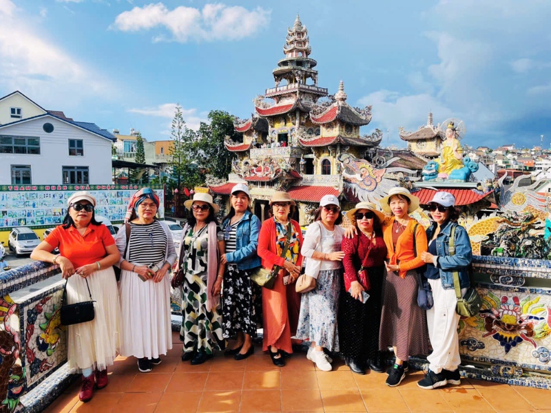 Đoàn đến tham quan và chụp hình lưu niệm tại Chùa Linh Phước trong tour Đà Lạt 4 ngày 3 đêm