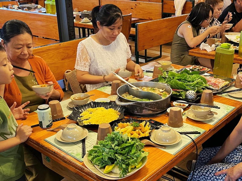 ăn tối với Buffet lẩu rau trong tour Đà Lạt 4 ngày 3 đêm
