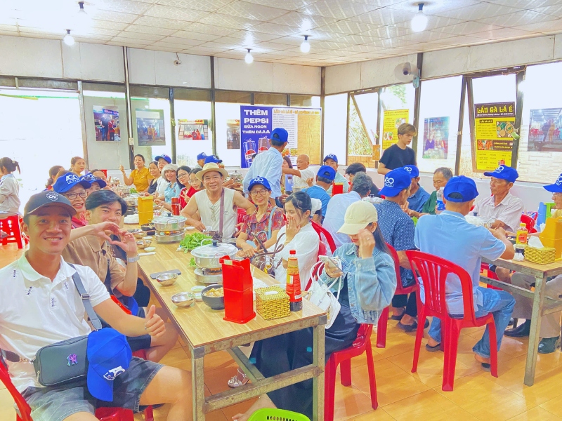 Quý khách thưởng thức bữa trưa với đặc sản lẩu gà lá é Đà Lạt