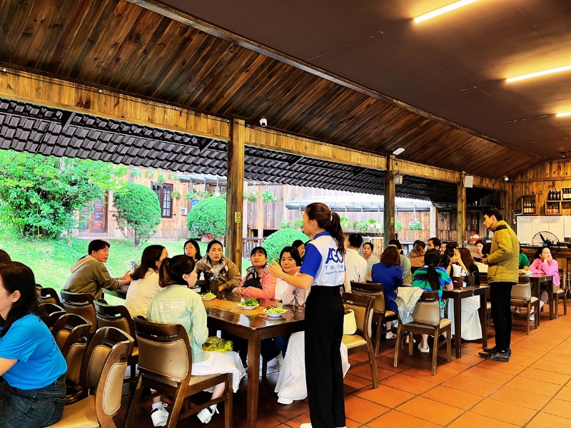 Du khách dùng bữa sáng trước khi bắt đầu tour Đà Lạt 3 ngày 2 đêm