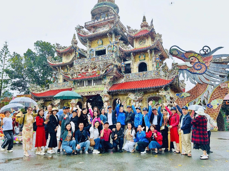 Tham quan chùa Linh Phước trong lịch trình tour 3 ngày 2 đêm