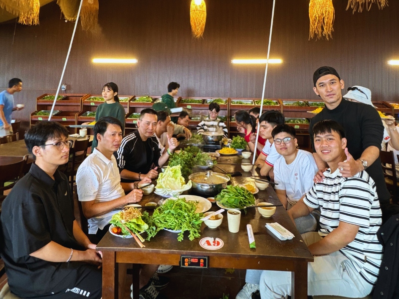 Quý khách thưởng thức bữa tối với Buffet lẩu rau Đà Lạt